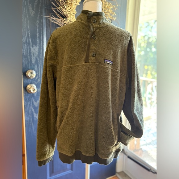 Patagonia Forest Green Fleece Jacket size Large w/ Three Button Closure. - Picture 2 of 13